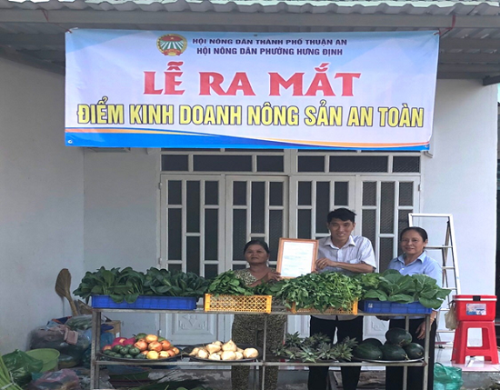 A group of people standing in front of a signDescription automatically generated